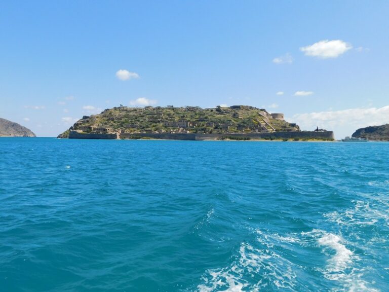 Read more about the article Ταξίδι στο “Νησί των ζωντανών νεκρών”